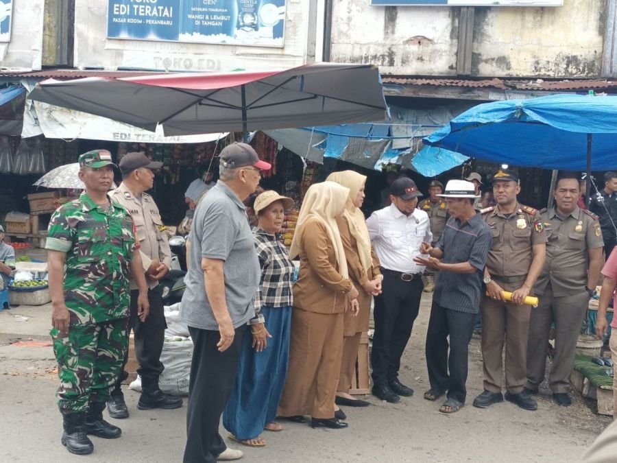 Babinsa Koramil 03/Senapelan Dampingi Sosialisasi Relokasi PKL Dukung Revitalisasi Pasar Kodim