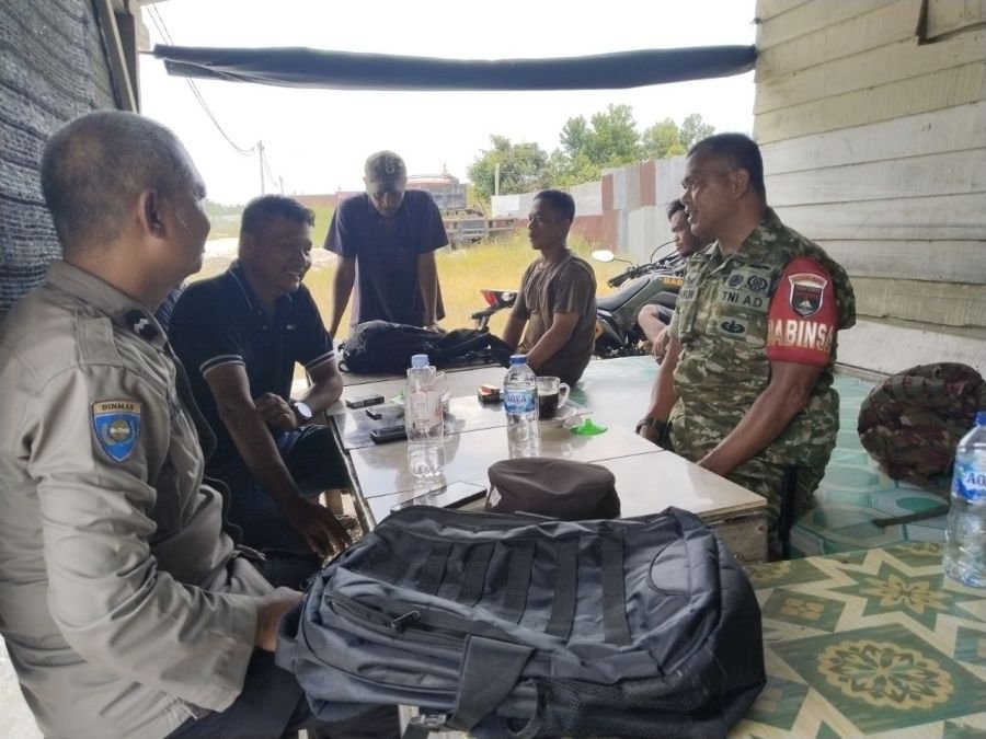Babinsa Koramil 03/Senapelan dan Bhabinkamtibmas Kompak Jaga Kondusifitas Wilayah