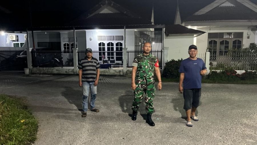 Babinsa Koramil 03/Senapelan dan Warga Kompak Gelar Patroli Dini Hari di Labuh Baru Timur