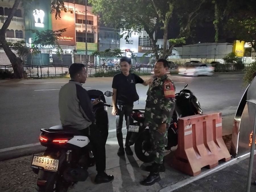 Babinsa Koramil 03/Senapelan dan Warga Patroli Dini Hari, Perkuat Kamtibmas di Kelurahan Sago