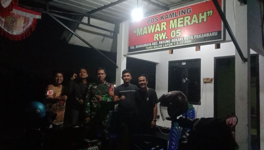 Babinsa Koramil 03/Senapelan dan Warga Kompak Jaga Kamtibmas Lewat Ronda Malam