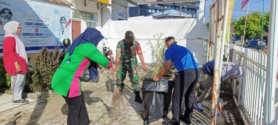 Babinsa Koramil 03/Senapelan Gotong Royong Bersama Warga Bersihkan Halaman Kantor Lurah