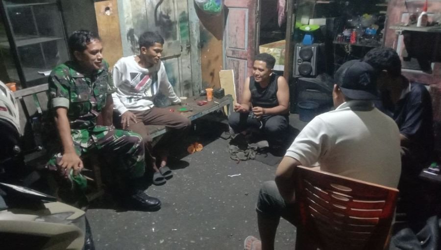 Babinsa Koramil 03/Senapelan Hadir di Tengah Warga, Ciptakan Lingkungan Aman dan Kondusif