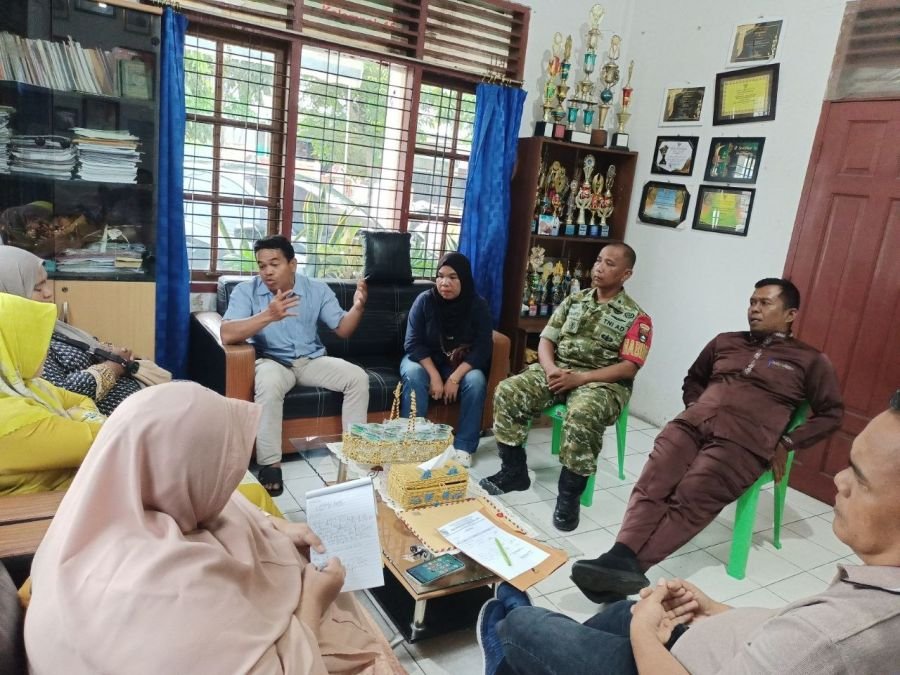 Babinsa Koramil 03/Senapelan Jalin Silaturahmi dengan Aparatur dan Tokoh Masyarakat