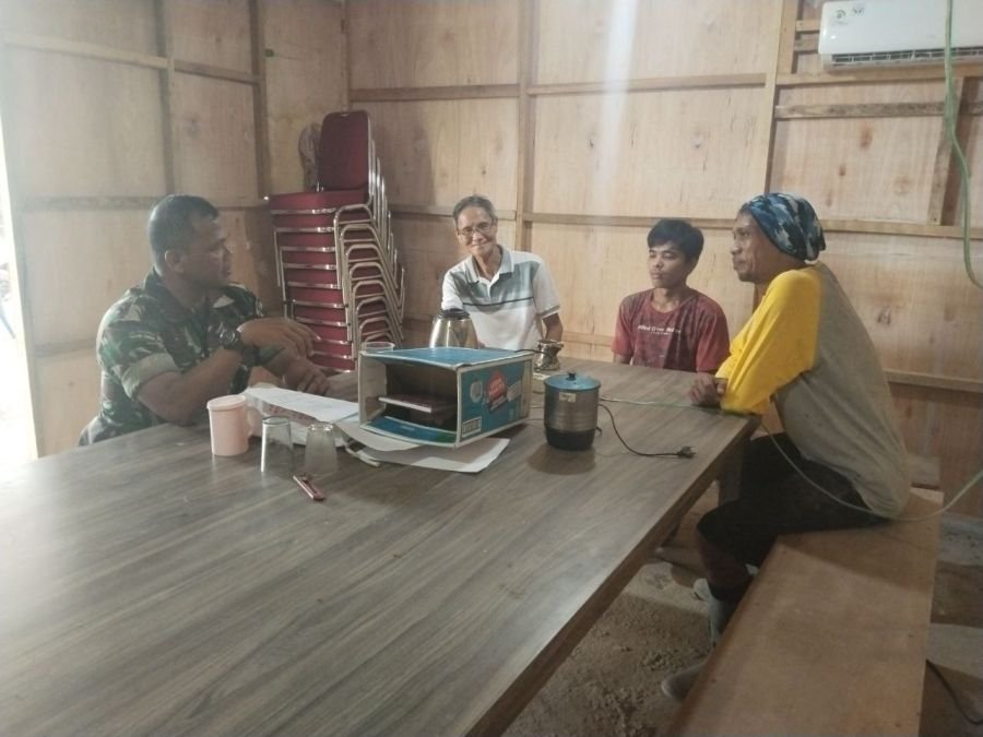 Babinsa Koramil 03/Senapelan Jalin Kedekatan dengan Warga Lewat Komsos