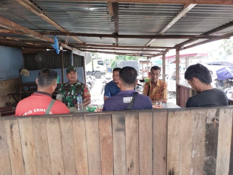 Babinsa Koramil 03/Senapelan Jalin Keakraban dengan Buruh Bongkar Muat, Perkuat Sinergi dan Silatura