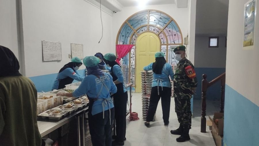 Babinsa Koramil 03/Senapelan Monitor Pendistribusian 1.178 Porsi Makanan Bergizi Gratis di Payung Se