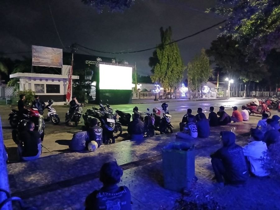Babinsa Koramil 03/Senapelan Nobar Piala Dunia 2026 Bersama Warga, Pererat Kebersamaan