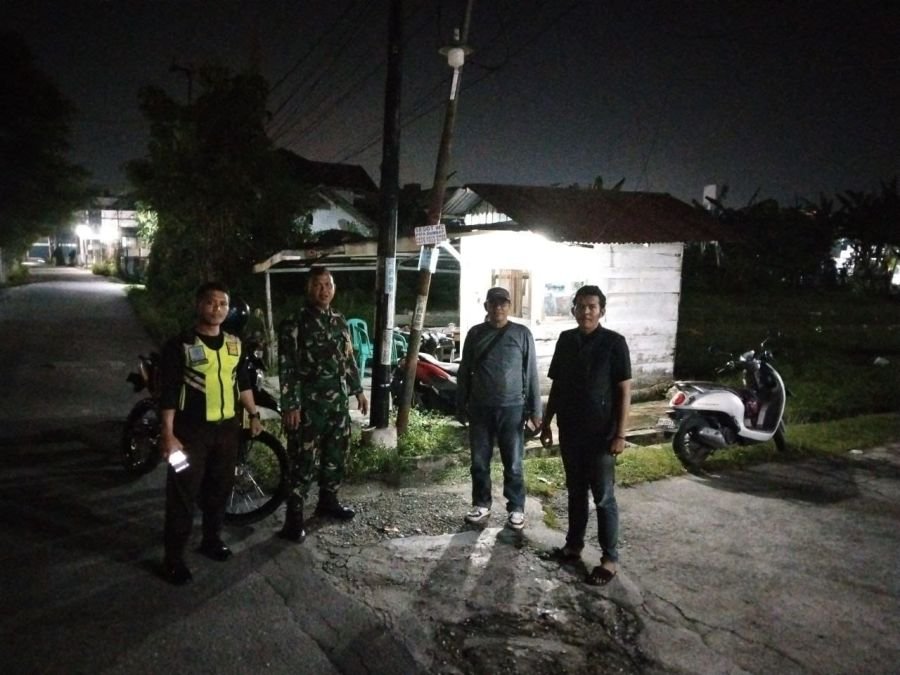 Babinsa Koramil 03/Senapelan Pererat Kemitraan dengan Warga Melalui Ronda Malam