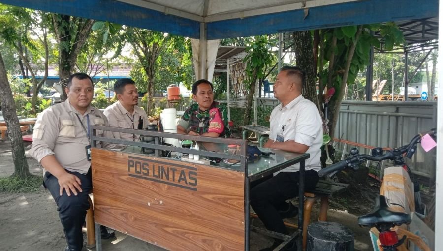Babinsa Koramil 03/Senapelan Pererat Kerja Sama dengan Petugas Terminal untuk Ciptakan Situasi Kondu