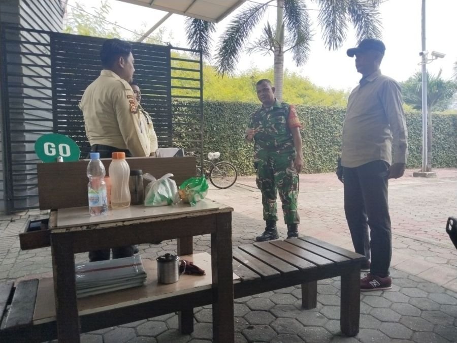Babinsa Koramil 03/Senapelan Pererat Sinergi dengan Security demi Keamanan lingkungan