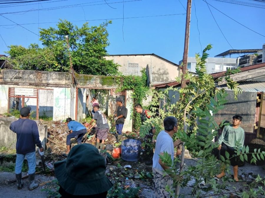 Babinsa Koramil 03/Senapelan Pererat Silaturahmi Lewat Gotong Royong Bersama Warga