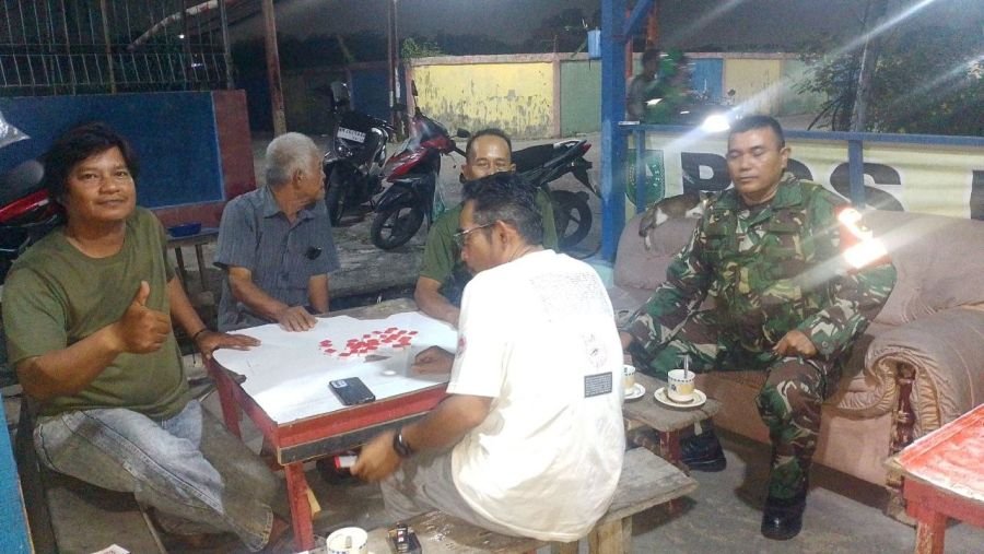 Babinsa Koramil 03/Senapelan Perkuat Siskamling untuk Ciptakan Lingkungan Aman