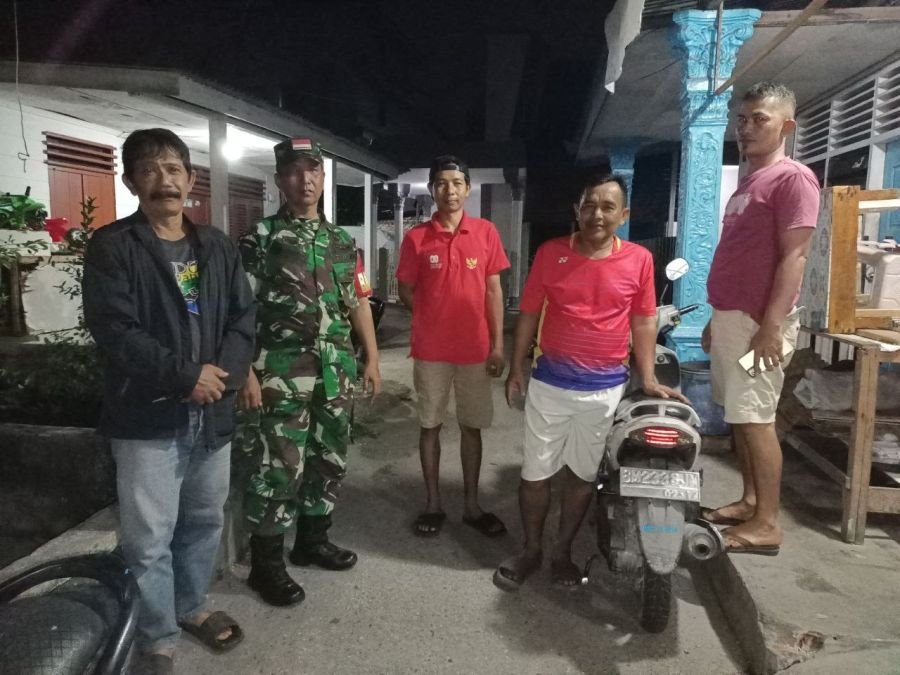 Babinsa Koramil 03/Senapelan Perkuat Kamtibmas Lewat Patroli Bersama Warga