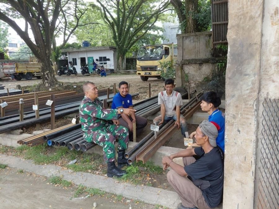 Babinsa Koramil 03/Senapelan Perkuat Komsos Bersama Warga Kelurahan Air Hitam
