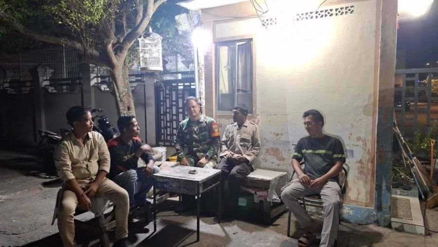 Babinsa Koramil 03/Senapelan Perkuat Sinergi dengan Warga Lewat Patroli Kamtibmas