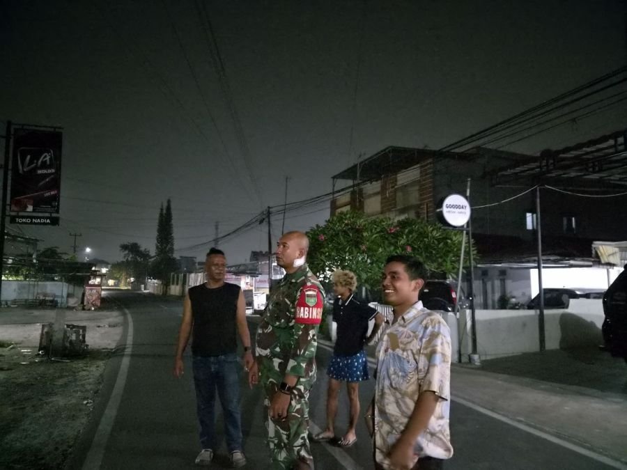 Babinsa Koramil 03/Senapelan Sambangi Satkamling, Perkuat Kewaspadaan Warga