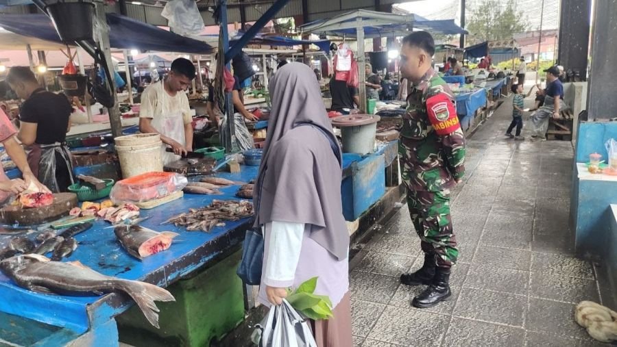 Babinsa Koramil 03/Senapelan Sambangi Pasar Palapa, Perkuat Keamanan dan Jalin Kedekatan dengan Peda