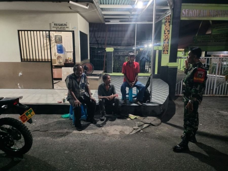 Babinsa Koramil 03/Senapelan Tingkatkan Sinergi dengan Warga Lewat Ronda Malam