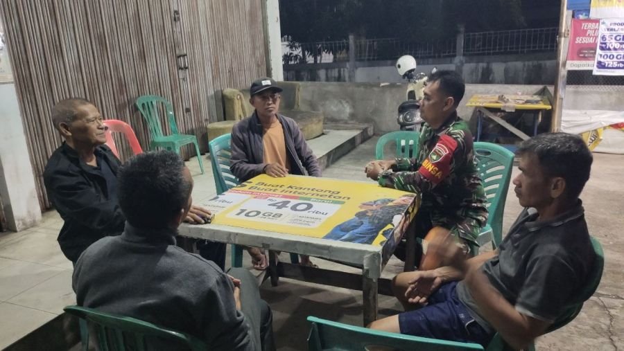 Babinsa Koramil 03/Senapelan Tingkatkan Sinergi dengan Warga Melalui Ronda Malam