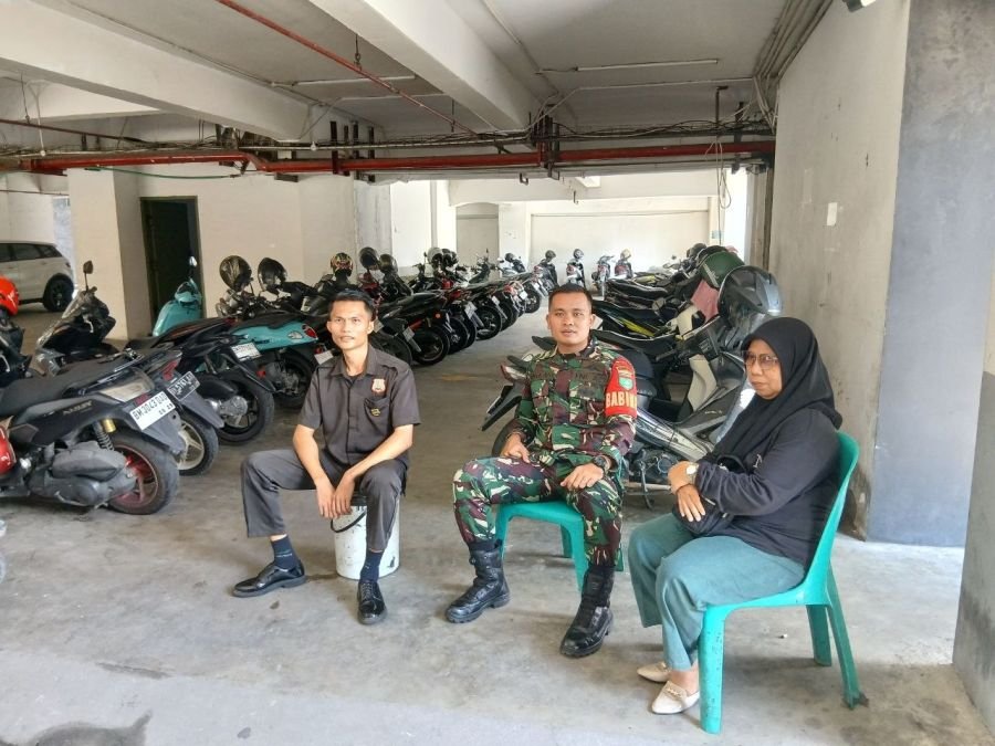 Babinsa Koramil 03/Senapelan Tingkatkan Kamtibmas Lewat Komsos dengan Security Hotel Bono