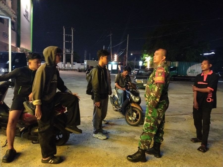 Babinsa Koramil 03/Senapelan Tingkatkan Kepedulian Pemuda Lewat Patroli Malam