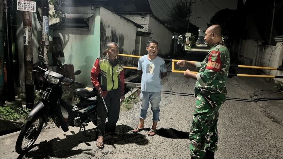 Babinsa Koramil 03/Senapelan Tingkatkan Sinergi dengan Warga Melalui Patroli Kamtibmas