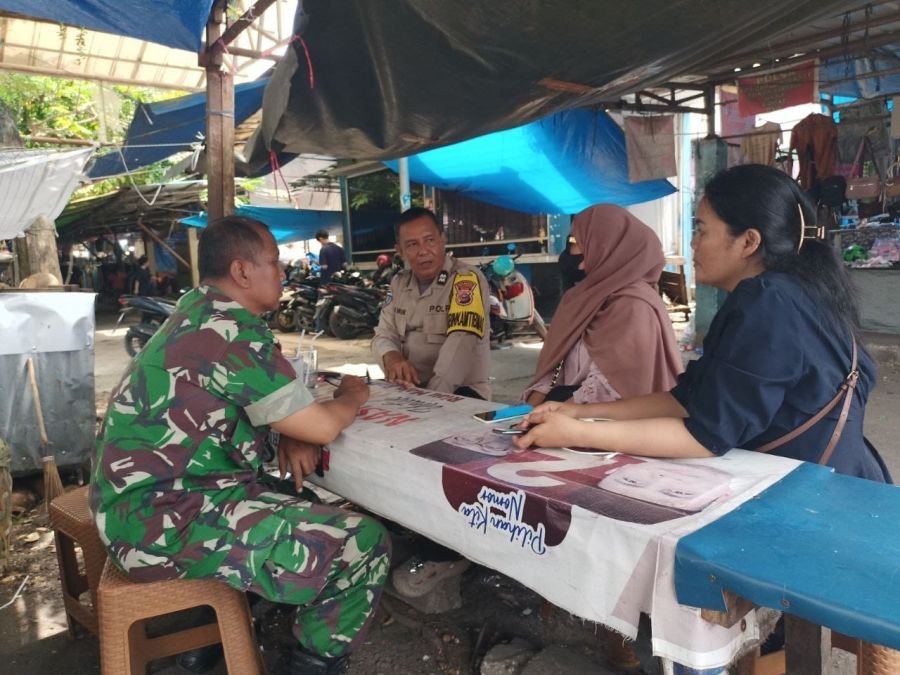 Babinsa Koramil 03/Senapelan Tingkatkan Kemanunggalan dengan Pedagang Pasar Melalui Komsos