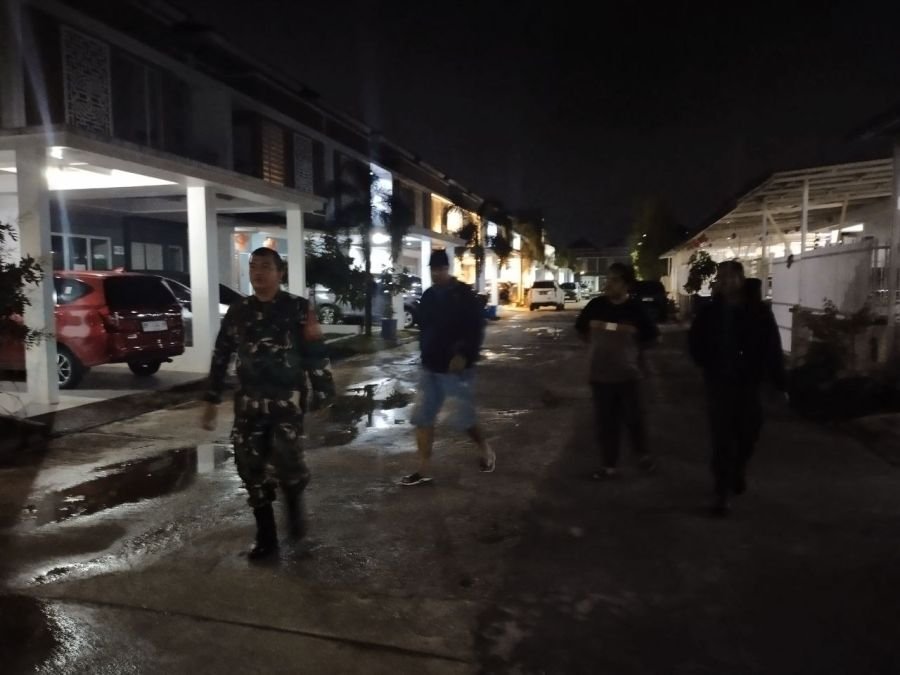 Babinsa Koramil 03/Snpl Tingkatkan Kamtibmas Lewat Patroli Bersama Warga