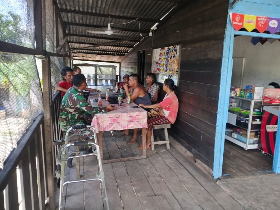 Babinsa Koramil 03/SS Laksanakan Komsos Bersama Masyarakat di Lubuk Gaung