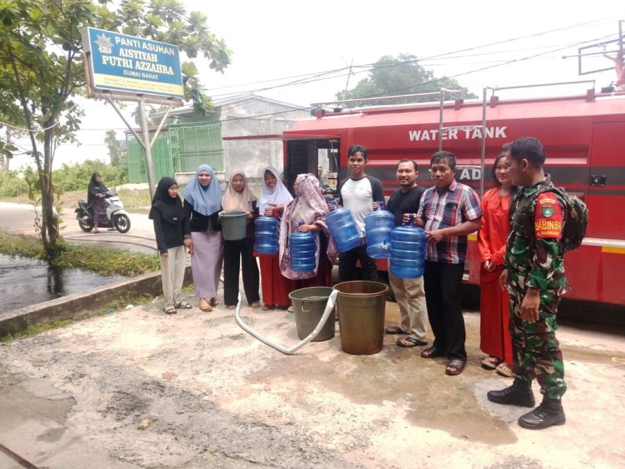Babinsa Koramil 03/SS Salurkan Air Bersih, Bantu Warga Tanjung Penyemba