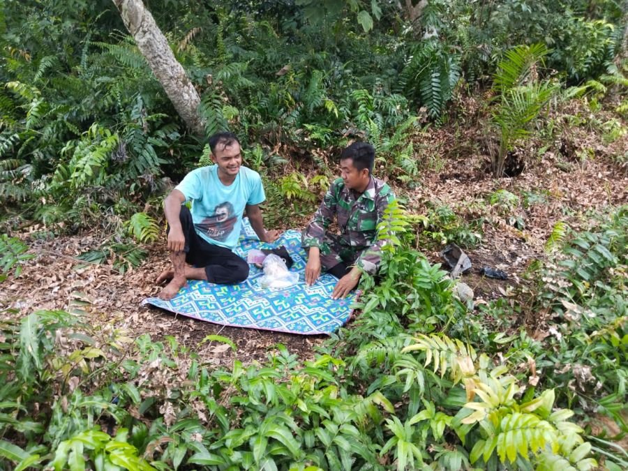 Babinsa Koramil 03/Sungai Sembilan Pererat Silaturahmi dengan Warga melalui Komsos