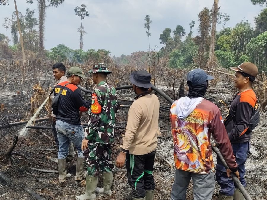 Babinsa Koramil 03/Sungai Sembilan Bersama Tim Gabungan Padamkan dan Dinginkan Karhutla
