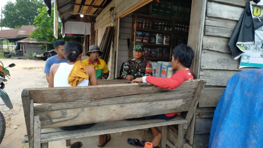 Babinsa Koramil 03/Sungai Sembilan Perkuat Kemanunggalan TNI-Rakyat Melalui Komsos