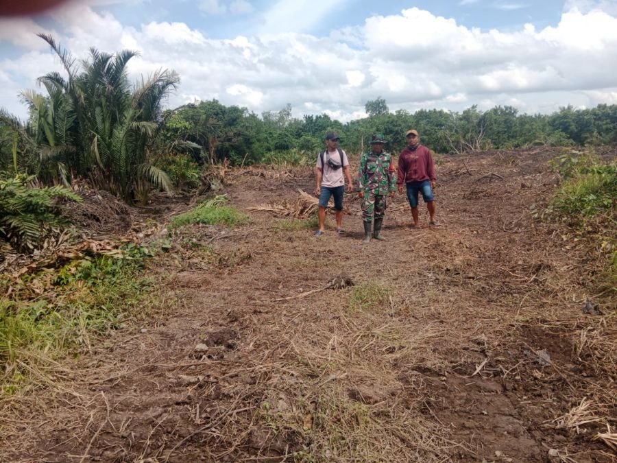 Babinsa Koramil 03/Sungai Sembilan Laksanakan Patroli Karhutla di Kelurahan Sungai Geniot