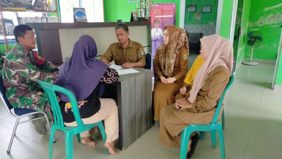 Babinsa Koramil 03/Sungai Sembilan Pererat Silaturahmi Melalui Komsos Bersama Aparatur Kelurahan.