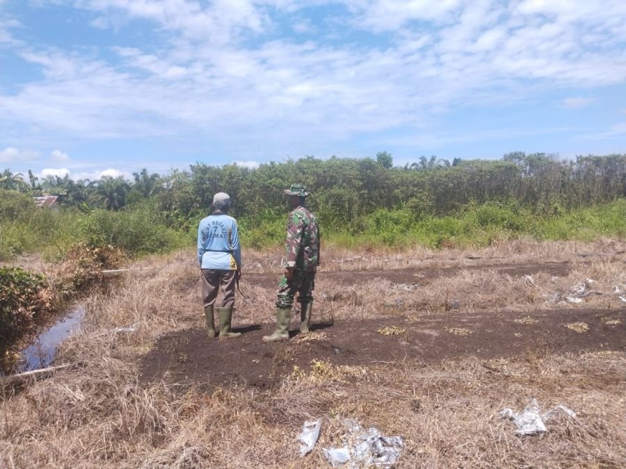 Babinsa Koramil 03/Sungai Sembilan Intensifkan Patroli Karhutla dan Edukasi Pencegahan Karhutla