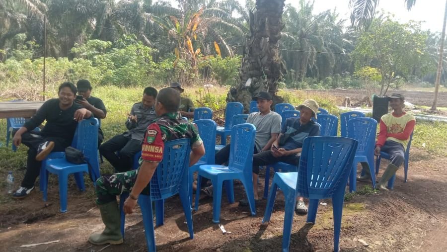 Babinsa Koramil 03/Sungai Sembilan Perkuat Kemanunggalan TNI-Rakyat Melalui KOMSOS