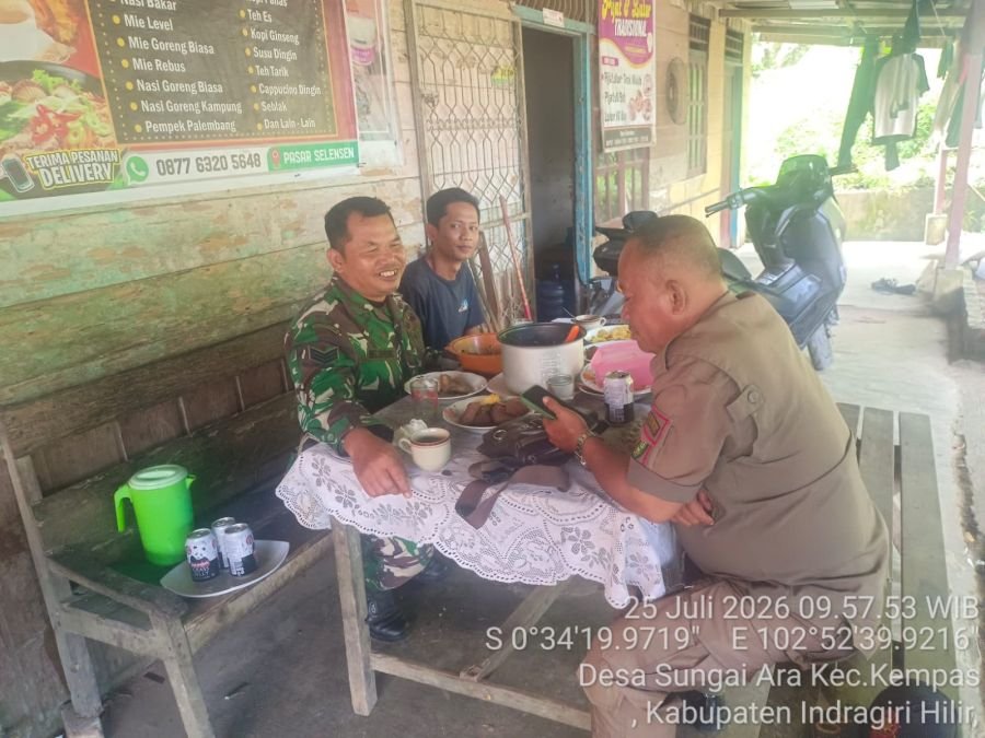 Babinsa Koramil 03/Tempuling Bangun Kedekatan dengan Warga Lewat Komsos dan Makan Siang