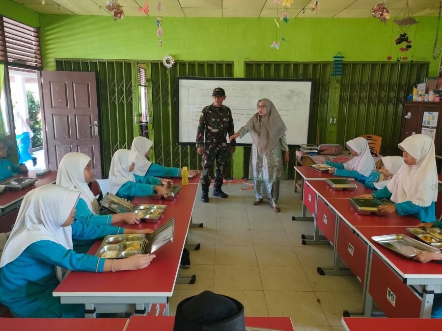 Babinsa Koramil 03/Tempuling Cek MBG Bersama Guru, Pastikan Makanan Aman untuk Siswa