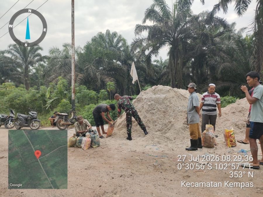 Babinsa Koramil 03/Tempuling dan Warga Timbun Jalan Berlubang di Sungai Gantang