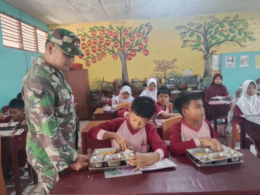 Babinsa Koramil 03/Tempuling Kawal MBG untuk Siswa di Sekolah