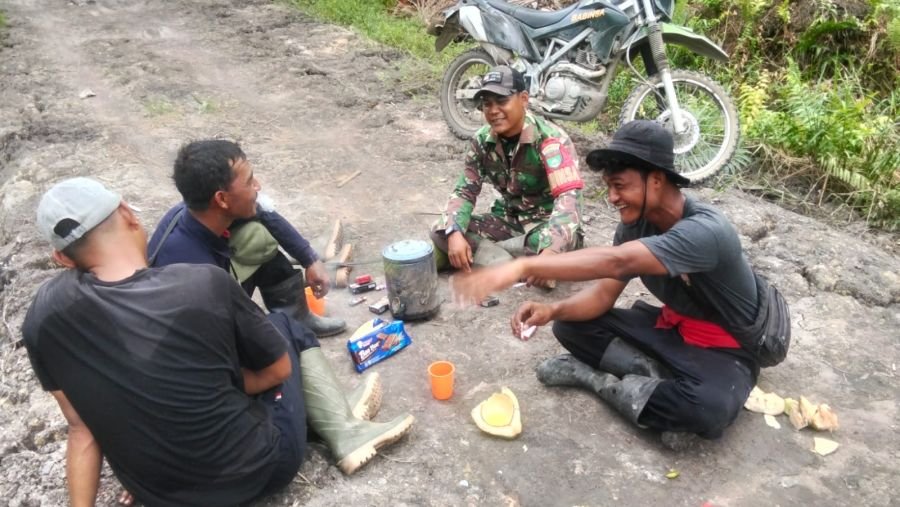 Babinsa Koramil 03/Tempuling Manfaatkan Jeda Gotong Royong Perkuat Komsos Warga