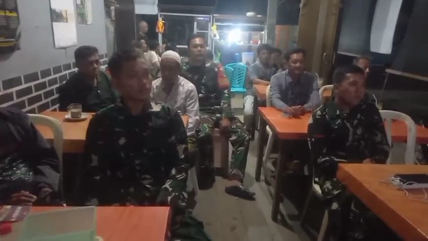 Babinsa Koramil 03/Tempuling Nobar Semifinal Piala Dunia Bersama Warga