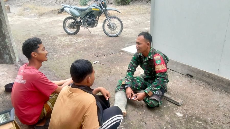 Babinsa Koramil 03/Tempuling Rangkul Pemuda Rumbai Jaya Jaga Kondusivitas Desa