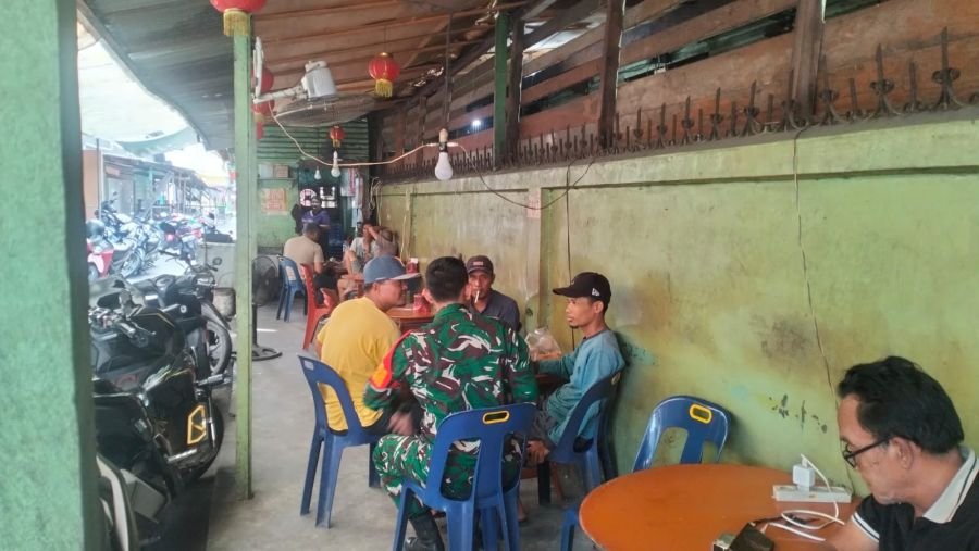 Babinsa Koramil 04 Kubu Aktif Bangun Komunikasi dengan Warga Pasir Limau Kapas