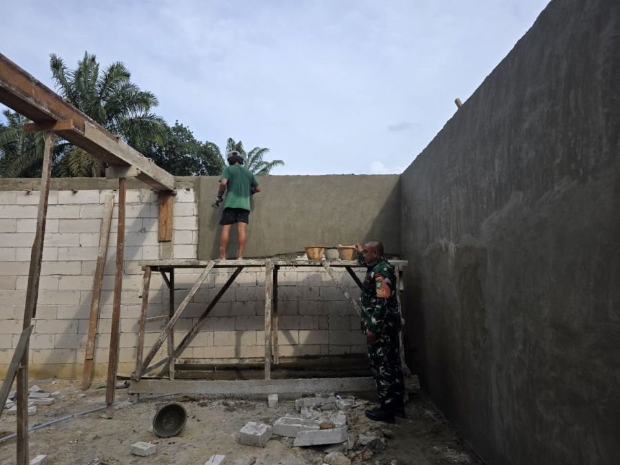Babinsa Koramil 04/ Pangkalan Kuras Awasi Langsung Pembangunan KDKMP Sari Mulya