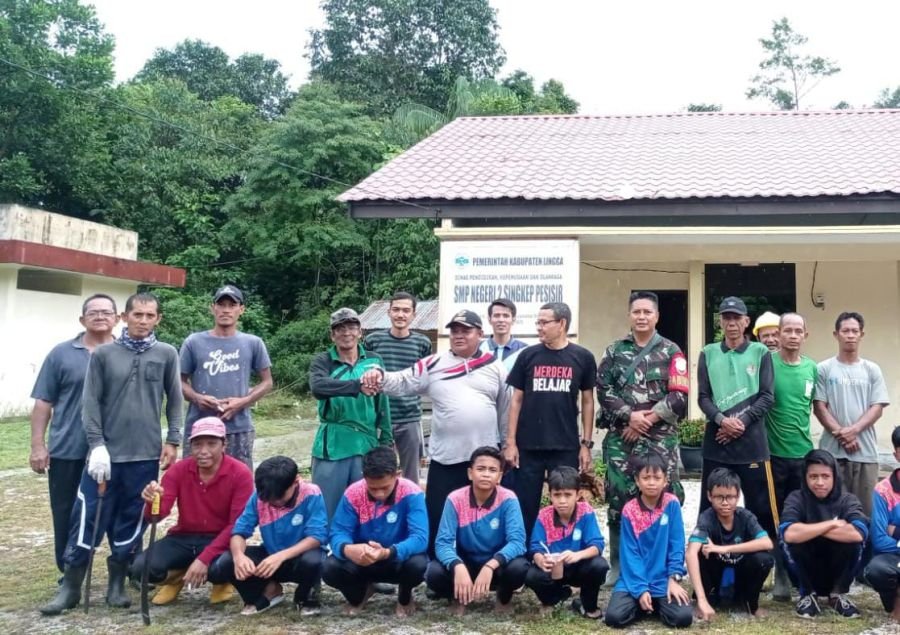 Babinsa Koramil 04/Dabo, Bersama Aparat Desa dan Warga Gotong Royong Bersihkan Jalan menuju SMPN 2