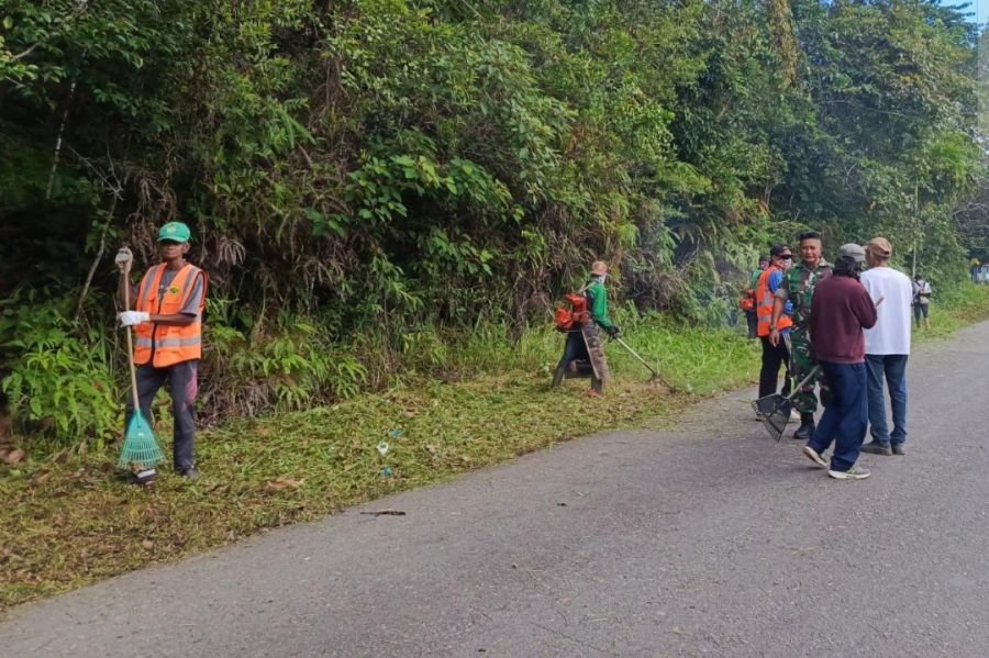 Babinsa Koramil 04/Dabo, Bersama Warga dan DLH Gelar Gotong Royong Bersihkan Jalan Trans Berindat