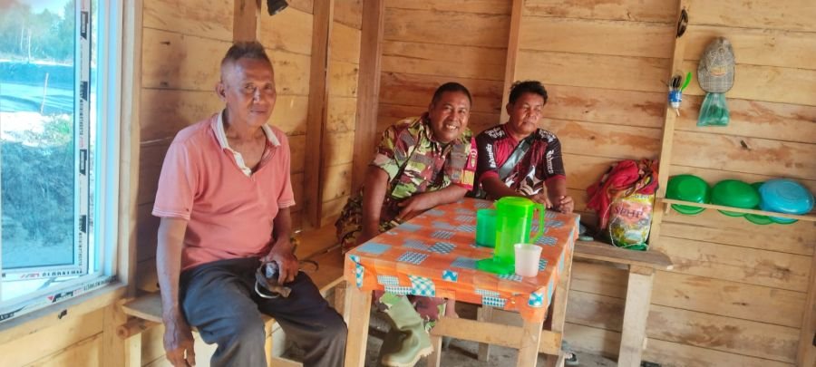 Babinsa Koramil 04Dabo, Gelar Komsos dengan Warga Desa Sungai Raya Bahas Sulitnya Lapangan pekerjaan